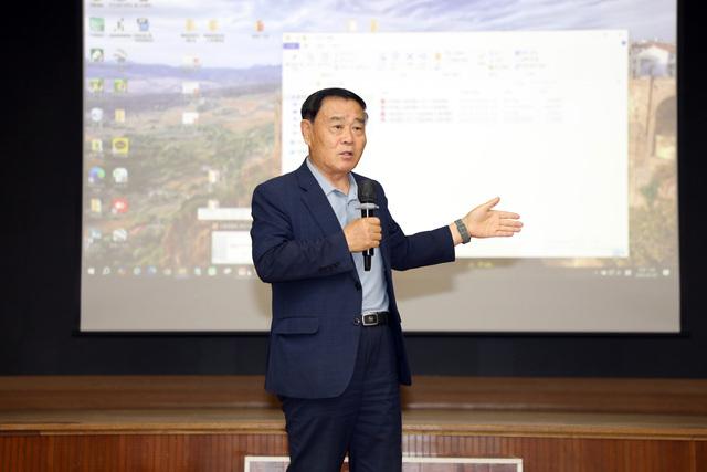 NSP통신-3일 이재식 수원시의회 의장이 군용비행장 소음영향도 조사 주민 사업설명회에서 발언을 하는 모습. (사진 = 수원시의회)