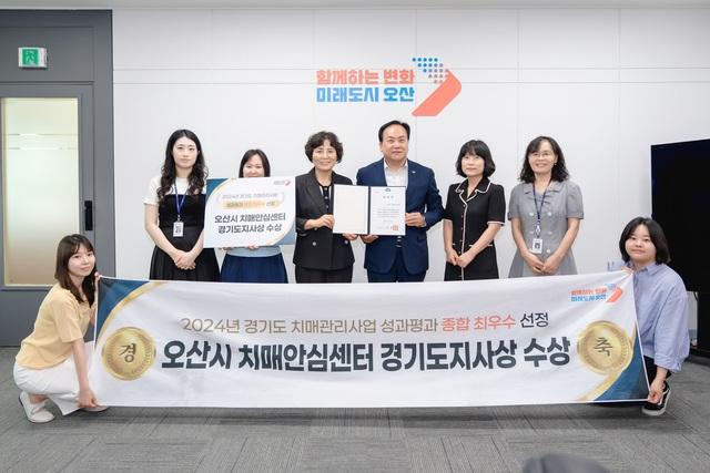NSP통신-1일 이권재 오산시장(뒷쭐 왼쪽 네번째)과 관계자들이 수상 후 기념촬영을 하는 모습. (사진 = 오산시)