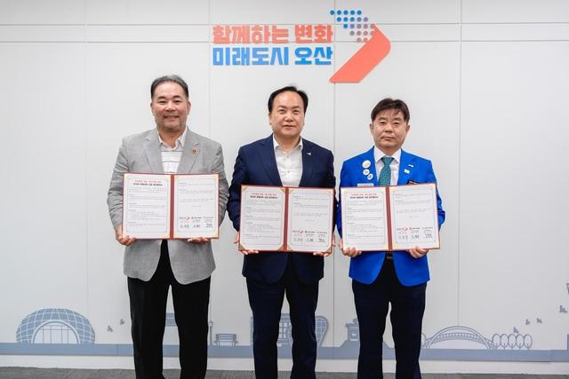 NSP통신-3일 이권재 오산시장(가운데)이 관계자들과 이주배경 아동·청소년 위한 한국어 문해교육 협약 체결 후 기념촬영을 하는 모습. (사진 = 오산시)