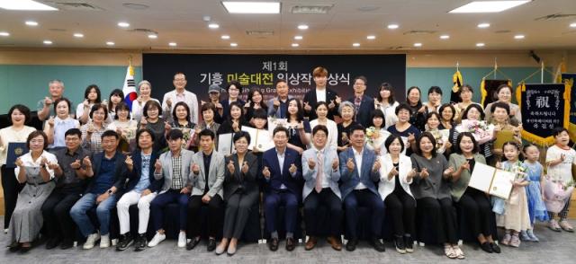 NSP통신-이상일 용인특례시장이 3일 기흥구청에서 열린 제1회 기흥 미술대전 입상작 시상식에 참석해 기흥구 주민자치연합회 회원들과 작가들에게 축하를 건넸다. (사진 = 기흥구)