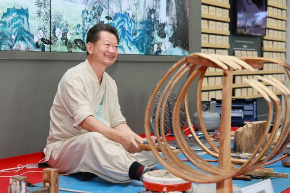 NSP통신-예천군은 이달 4일부터 6일까지 예천박물관에서 국가무형유산 궁시장 보유자 김성락 씨의 활 제작 공개행사를 개최한다. (사진 = 예천군)