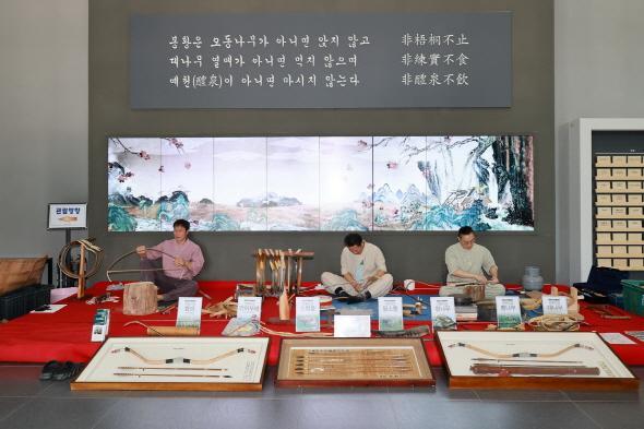 NSP통신-김성락 보유자가 직접 활 제작 과정을 선보이고 전통공예 기술을 관광객들과 공유한다. (사진 = 예천군)