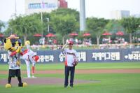 [NSP PHOTO]정기명 여수시장, 프로야구 시구···섬박람회 성공 기원