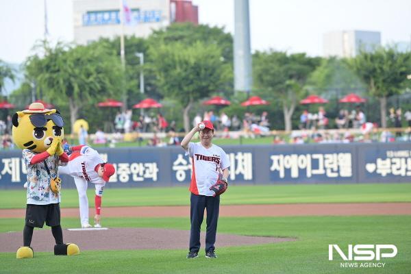NSP통신-정기명 여수시장이 3일 KIA 타이거즈와 SSG 경기가 열린 광주 기아챔피언스필드에서 시구자로 나섰다. (사진 = 여수시)