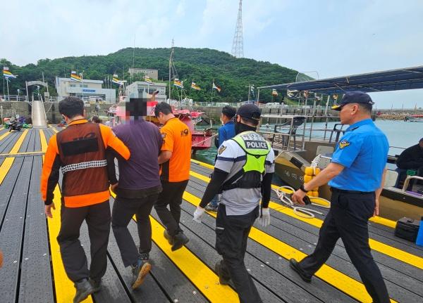 NSP통신-대산항 인근 해상에서 발생한 응급환자가 삼길포항에서 119구급대로 인계 돼 이송중에 있다. (사진 = 평택해양경찰서)