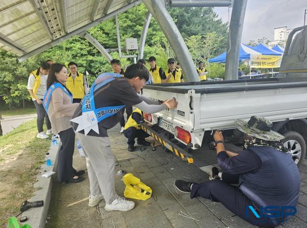 NSP통신-한국교통안전공단은 운행 자동차 안전성 향상을 위해 4일 충북 보은군 보은스포츠파크 주경기장 주차장에서 튜닝안전확인부품 장착 캠페인을 실시했다. (사진 = 한국교통안전공단)