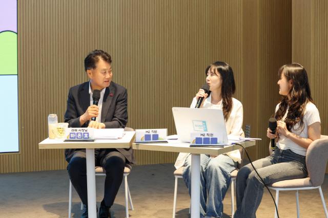 NSP통신-하은호 시장이 2일 군포시청 대회의실에서 저연차 직원과의 소통 간담회를 하고 있다. (사진 = 군포시)