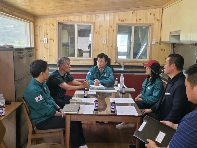 NSP통신-3일 남상은 안성시 부시장이 지일축산에서 폭염 피해 예방 대책 추진 현황을 점검하고 현장 의견을 청취하고 있다. (사진 = 안성시)
