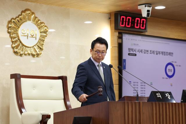 NSP통신-평택시의회 제256회 제1차 정례회 제2차 본회의에서 의사봉 타봉하는 강정구 의장. (사진 = 평택시의회)