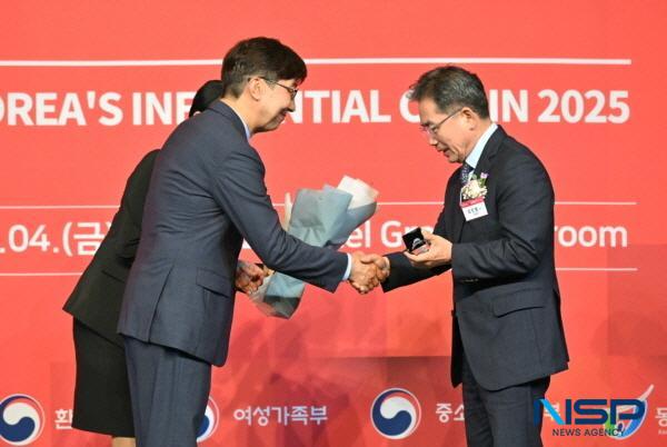NSP통신-김진열 군위군수는 4일 서울 중구 더플라자호텔에서 열린 제13회 한국의 영향력 있는 CEO 선정식에 참석해 지역혁신경영 부문 수상의 영예를 안았다. (사진 = 군위군)