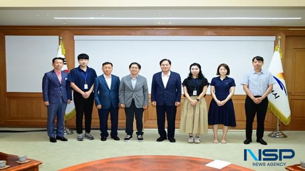 NSP통신-김천시는 4일 시청 접견실에서 아동복지심의위원회 위원 위촉식을 개최하고 아동 권익 보호를 위한 민·관 협력체계의 본격적인 운영에 들어갔다. (사진 = 김천시)
