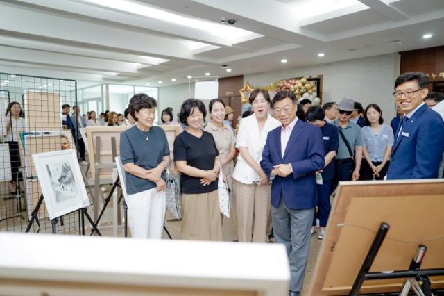 NSP통신-신상진 시장이 주민자치 문화프로그램 작품전시회를 둘러보며 참여 주민들의 작품을 관람하고 있다. (사진 = 성남시)