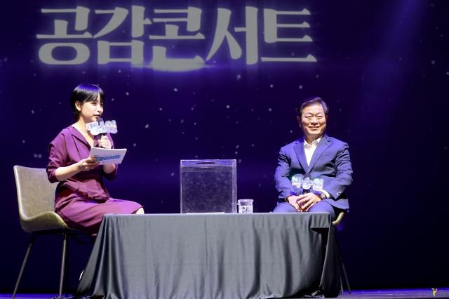 NSP통신-박승원 광명시장(오른쪽)이 2024년 6월 열린 공감 콘서트에서 시민들과 소통하고 있다. (사진 = 광명시)