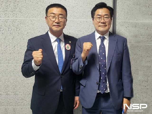 NSP통신-유의식 완주군의회 의장(왼쪽)이 더불어민주당 당대표 출마를 선언한 박찬대 국회의원을 만나 완주군의 핵심 현안인 완주·전주 행정통합에 대한 명확한 입장을 전달했다. (사진 = 완주군의회)