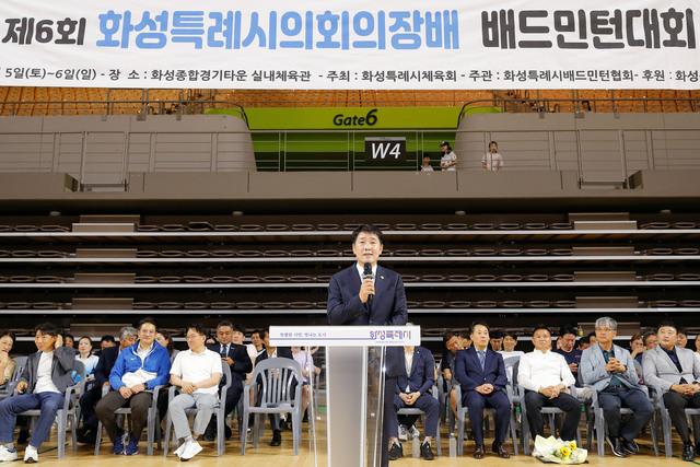 NSP통신-5일 배정수 화성시의회 의장이 제6회 화성특례시의회 의장배 배드민턴 대회에서 축사를 하는 모습. (사진 = 화성시의회)