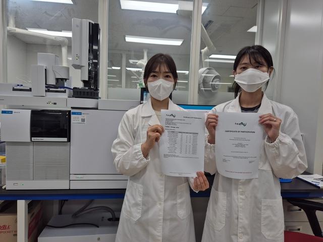 NSP통신-화성시농업기술센터 관계자가 FAPAS 인증서를 들고 기념 촬영을 하고 있다. (사진 = 화성시)