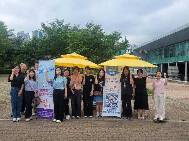 NSP통신-안산시가 화랑유원지에서 시민들과 함께 공원 내 숨겨진 청렴 실천 수칙을 찾는 청렴하로(路) 가요! 행사를 개최했다. 사진은 관계자들의 기념촬영 모습. (사진 = 안산시)