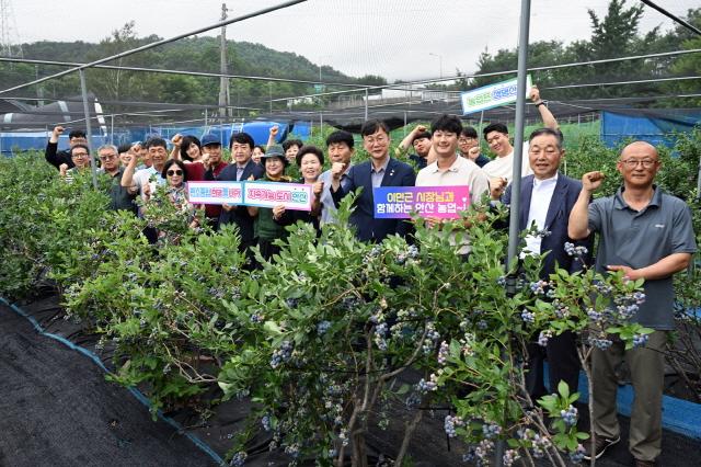 NSP통신-안산블루베리농장에서 이민근 안산시장이 농정 발전 간담회를 개최한 후 기념촬영을 하고 있다. (사진 = 안산시)