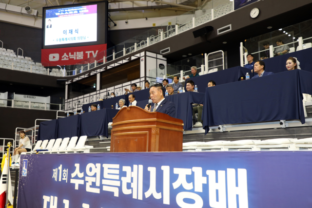 NSP통신-5일 이재식 수원시의회 의장이 댄스스포츠대회에서 축사를 하는 모습. (사진 = 수원시의회)