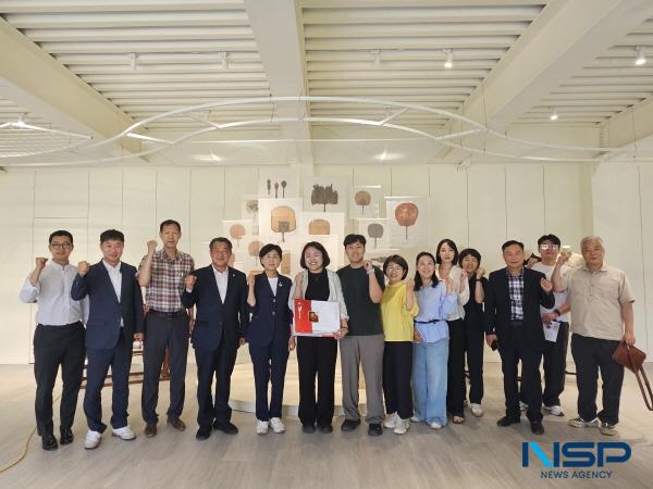 NSP통신-경상북도의회 기획경제위원회는 7일 지역 민생경제 현장을 방문하여 지역 중심 일자리 창출 및 사회적 가치 실현 우수 사례를 면밀히 살펴보는 등 지역 경제 활력과 사회적경제 확산을 위한 발걸음을 멈추지 않았다. (사진 = 경상북도의회)