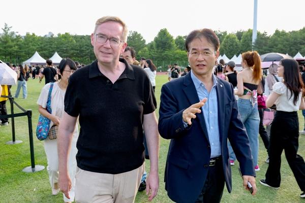 NSP통신-고양시와 영국의 지속적인 혐력관계를 논의 중인 이동환 고양특례시장(오른쪽)과 콜린 크록스 주한 영국대사(왼쪽) (사진 = 고양시)