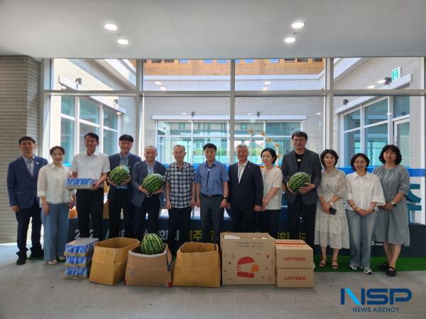 NSP통신-APEC범시도민지원협의회는 7일 경상북도 APEC준비지원단을 방문 APEC정상회의 개최 준비에 여념이 없는 준비지원단 직원들을 격려했다. (사진 = 경상북도)