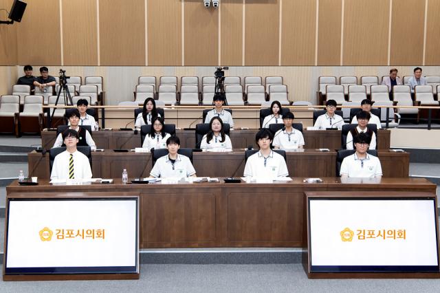 NSP통신-솔터고 학생 대상 청소년 의회교실 운영 모습. (사진 = 김포시의회)