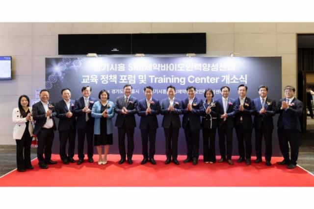 NSP통신-7일 서울대학교 시흥캠퍼스에서 열린 경기시흥 SNU 제약·바이오 인력양성센터 개소식 참석자들이 기념촬영을 하고 있다. (사진 = 경기도)