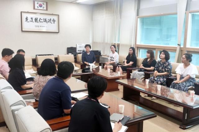 NSP통신-남홍숙 용인시의원이 시의회에서 처인고등학교 증축 및 학교안전지킴이 배치를 위한 간담회를 하고 있다. (사진 = 남홍숙 의원실)