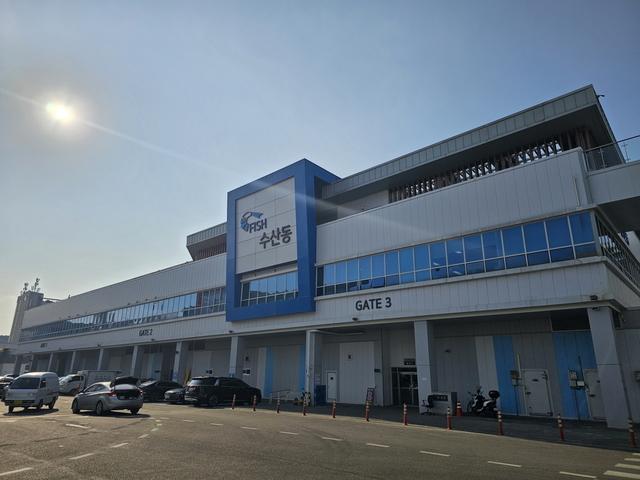 NSP통신-수원시 농수산물도매시장 수산동 전경. (사진 = 수원시)
