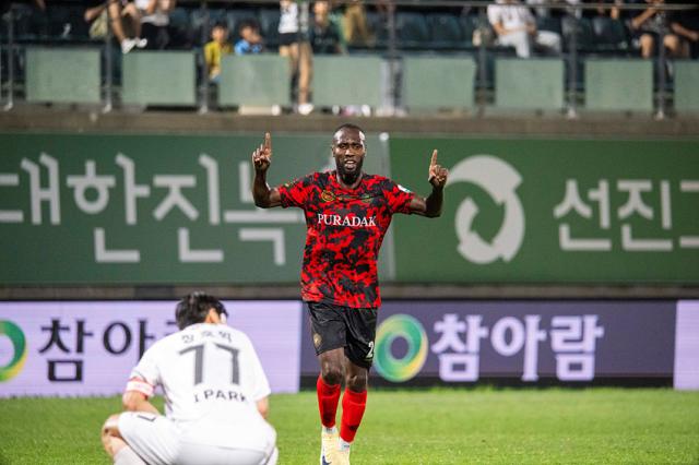 NSP통신-김포FC의 루이스 선수가 추가골을 성공시키고 세리머니를 하고 있는 모습. (사진 = 김포FC)
