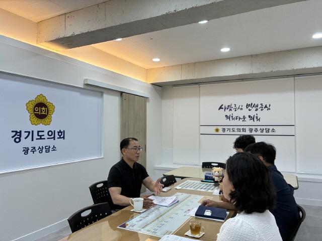 NSP통신-김선영 경기도의회 경제노동위원회 부위원장이 7일 도의회 광주상담소에서 경기도 하천과 관계자와 간담회를 하고 있다. (사진 = 경기도의회)