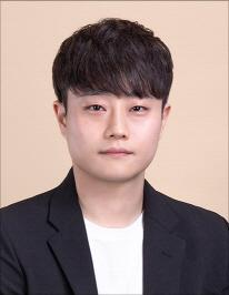 NSP통신-이달의 친절왕으로 선정된 원유하 주무관. (사진 = 수원시)