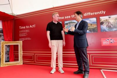 [NSP PHOTO]이동환 고양시장 블랙핑크 콘서트장서 콜린 크록스 주한영국대사와 기후 위기 대응 의견 교환