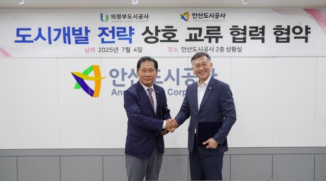 NSP통신-허숭 안산도시공사 사장(오른쪽)과 김용석 의정부도시공사 사장이 4일 안산도시공사 본사에서 도시개발 역량 강화를 위한 업무협약을 체결하고 기념촬영을 하고 있다. (사진 = 안산도시공사)