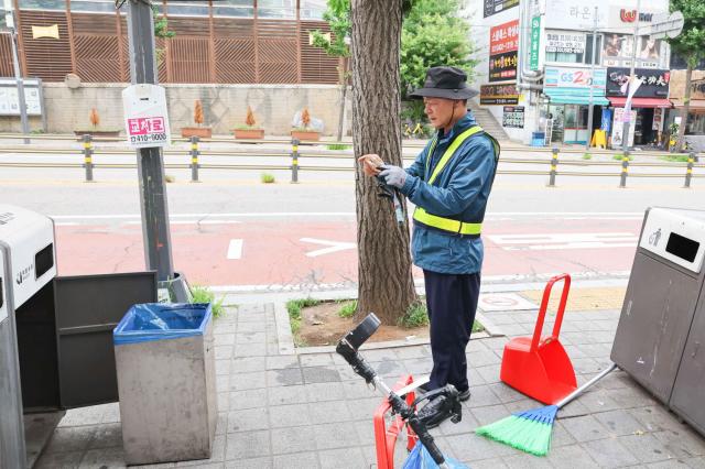 NSP통신-환경미화원 업무 체험에 나선 박태순 안산시의장. (사진 = 안산시의회)
