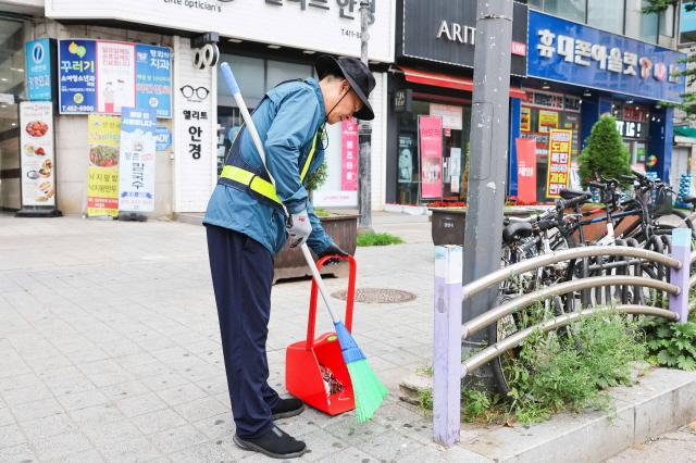 NSP통신-박태순 안산시의장이 7일 아침 단원구 선부동 동명아파트 삼거리 일원에서 환경미화원 업무 체험을 하고 있다. (사진 = 안산시의회)