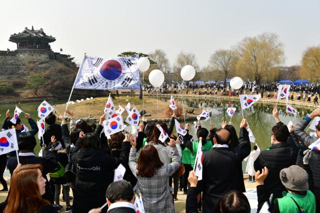 NSP통신-3·1운동 100주년 기념 시민문화제에서 수원시민들이 방화수류정에서의 만세운동을 재현하고 있다. (사진 = 수원시)