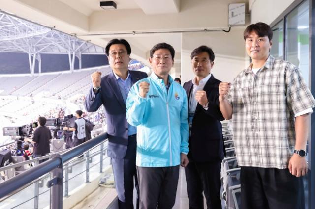 NSP통신-이상일 용인특례시장이 7일 열린 동아시안컵 대한민국과 중국의 남자 축구 국가대표 경기에서 용인미르스타디움의 시설을 점검하고 용인FC(가칭) 운영 방안을 논의했다. (사진 = 용인특례시)