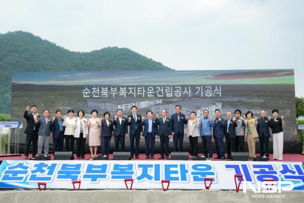 NSP통신-순천시는 8일 노관규 순천시장을 비롯한 주요 내빈들이 순천시 북부복지타운 건립공사 기공식에서 기념사진을 촬영하고 있다 (사진 = 순천시)