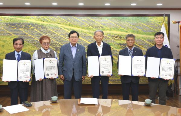 NSP통신-경주시는 8일 청사 내 대외협력실에서 6·25전쟁 참전용사 5명의 유족에게 무공훈장과 훈장증, 기념패를 전수했다. (사진 = 경주시)