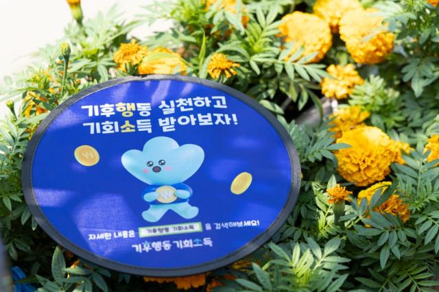 NSP통신-8일 오전 경기도청 옥상정원에서 김동연 경기도지사, 이병래 손해보험협회장, 김혜애 경기환경에너지진흥원장 등이 참석한 가운데 경기도 기후안전망 강화 공동협력 업무협약식이 열리고 있다. (사진 = 경기도)