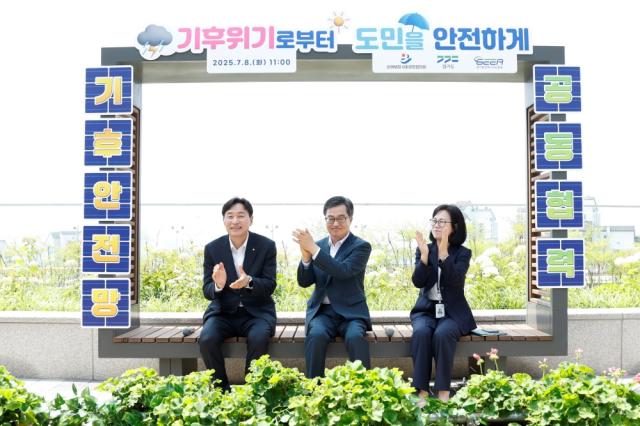 NSP통신-8일 오전 경기도청 옥상정원에서 김동연 경기도지사, 이병래 손해보험협회장, 김혜애 경기환경에너지진흥원장 등이 참석한 가운데 경기도 기후안전망 강화 공동협력 업무협약식이 열리고 있다. (사진 = 경기도)