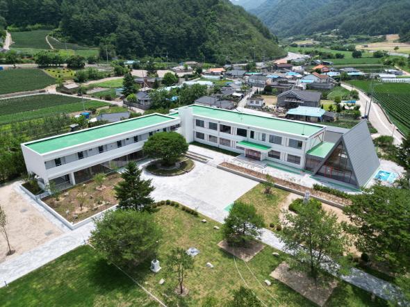 NSP통신-폐교된 분천분교를 활용해 연면적 1603.4㎡, 건축면적 950.58㎡ 규모로 조성한 지역특화형 친환경 숙박시설은 15실의 객실과 카페·회의실·업무 라운지를 갖추고 있다. (사진 = 봉화군)