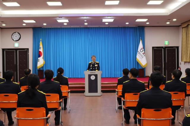 NSP통신-김승룡 도 소방본부장이 소방경 승진 및 전입자에 대해 임명장 수여식을 진행하고 있는 모습. (사진 = 강원소방)
