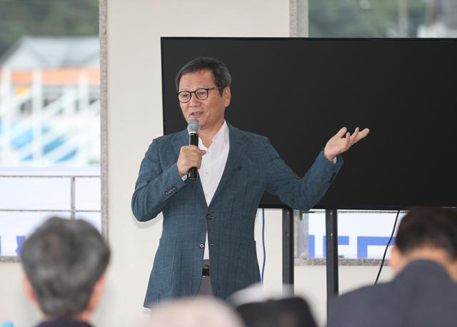 NSP통신-김홍규 강릉시장이 주민설명회에서 사업 설명을 진행하고 있는 모습. (사진 = 강릉시)