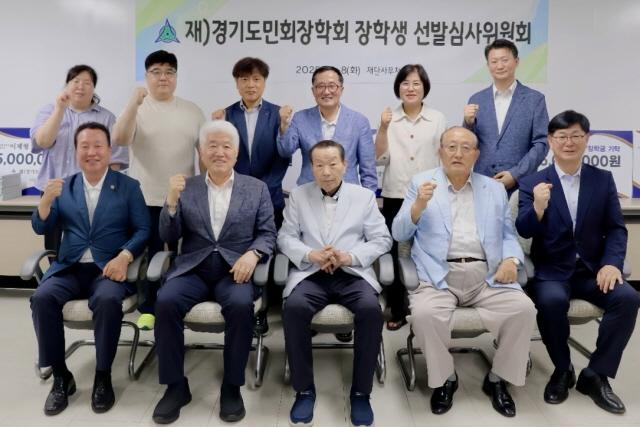 NSP통신-8일 안계일 경기도의원이 장학생 및 특기생 선발심사위원회에 심사위원으로 참석했다. 사진은 선발심사위 기념촬영 모습. (사진 = 경기도의회)