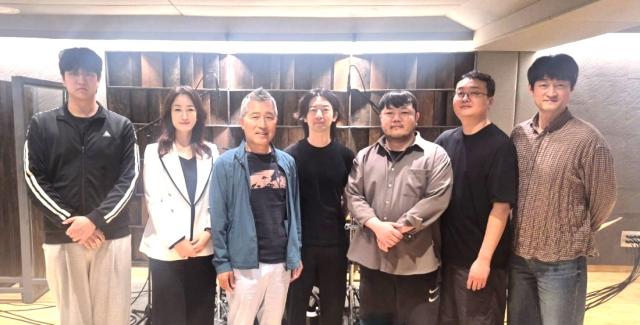 NSP통신-앨범 고마운 불청객을 기획 제작한 안양대 글로벌대학원 K콘텐츠비즈니스학과 대학원생과 김민주 주임교수 등이 함께 기념촬영을 하고 있다. 사진 왼쪽부터 보컬 강동호, 김민주 주임교수, 작사 손윤환, 드럼 최요셉, 기타 김영민, 베이스 최인환, 피아노 송지훈. (사진 = 안양대학교)