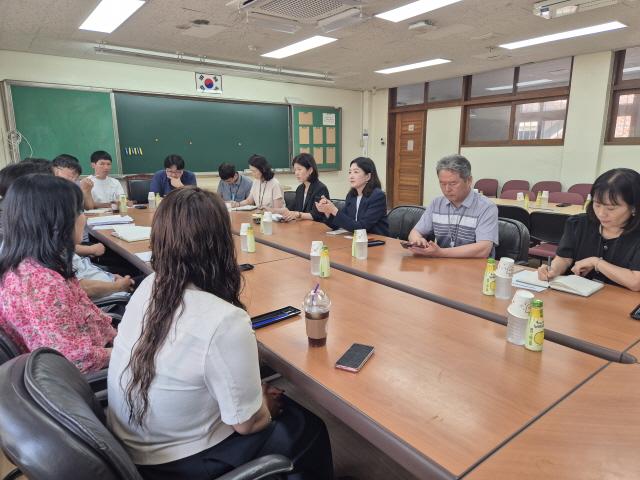 NSP통신-장윤정 경기도의원이 8일 안산 중앙중학교에서 친환경 운동장 조성공사와 관련한 정담회를 하고 있다. (사진 = 경기도의회)