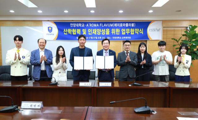 NSP통신-안양대학교와 에이로마플라붐 간 양 기관 업무협약식 단체 기념촬영 모습. (사진 = 안양대학교)